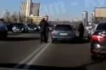 У Києві водії вирішили "розім'ятися" в пробці і влаштували бійку посеред дороги: "бій" потрапив на відео
