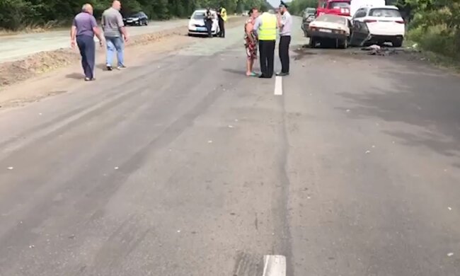 В ДТП под Днепром оборвались жизни трех человек, кадры: на дороге велись ремонтные работы