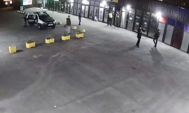 Чоловік відкрив стрілянину з автомата на ринку Києва, з'їхалися силовики: відео