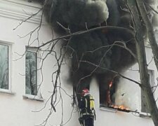 Вогняна НП у Києві: чорний дим огорнув гуртожиток зі студентами, кадри з місця події