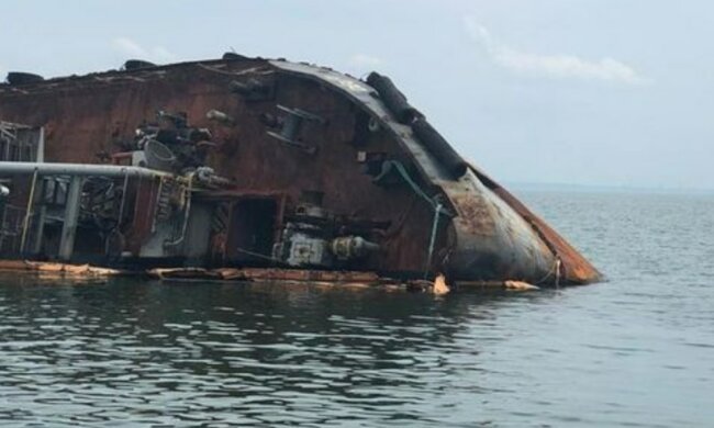 Танкер «Делфі» нарешті поставили на рівний кіль: Андрій Мальований розповів про перші результати підняття судна