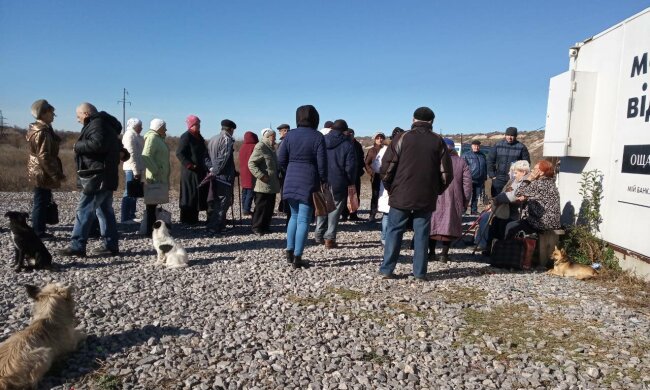 Жители ОРДЛО штурмуют границу ради украинских денег, на закон плевать: беспредел попал на видео