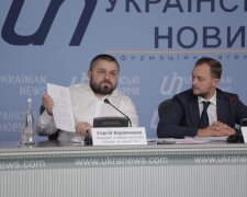 Коровченко демонструє звернення до Зеленського