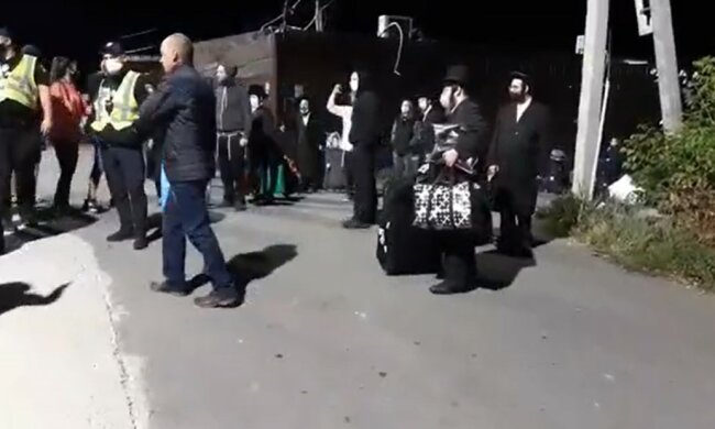 "Зачем их впустили?": в Умани местные жители устроили драку с хасидами, кадры схватки