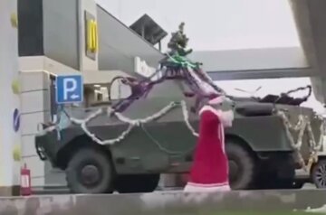 "Не дивуйтеся": Києвом проїхалася військова техніка з Дідами Морозами