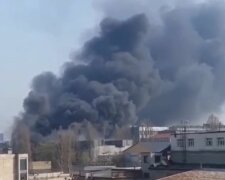 Вогняна НП у Києві, чорний дим оповив житлові будинки: кадри від очевидців