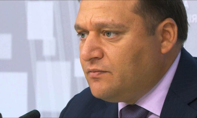 Скандальний Добкін поголився налисо, фото: "Звикайте"
