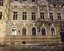 "Одесса становится всё меньше": в центре города возле мэрии рассыпаются здания, кадры