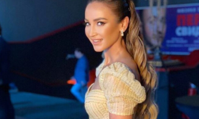 Счастливая Бузова сверкнула кольцом на безымянном пальце, нежности с избранником попали на камеру: "Ребята? Горько..."