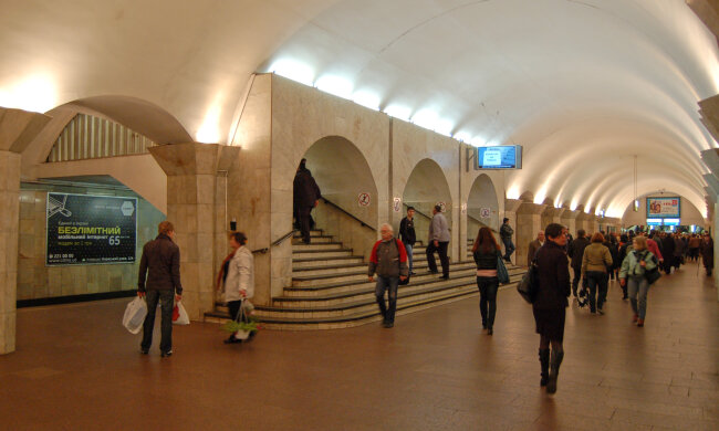 Maydan_Nezalezhnosti_metro_station_Kiev_2010_03