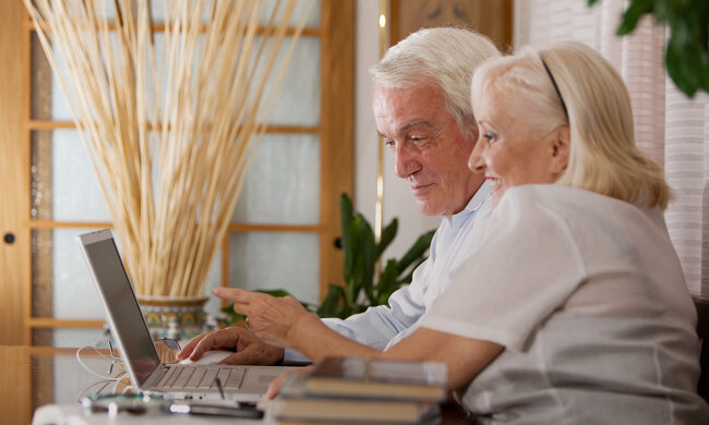 пенсионері, пенсионер за компьютером