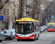 НП в тролейбусі Одеси: пасажирів засипало склом, кадри