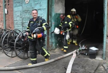 В Одессе вспыхнул завод, все в дыму: кадры с места пожара