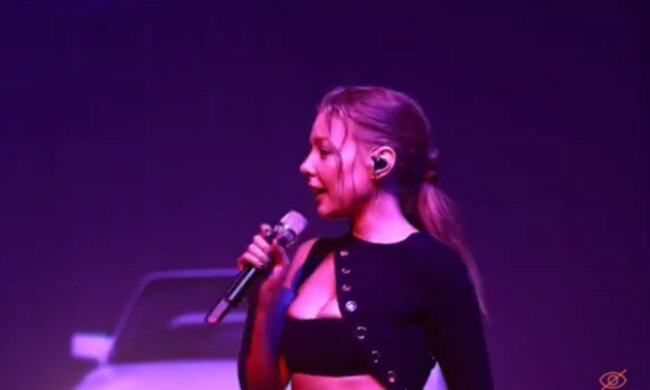 Кароль в занадто тісному костюмі показала, що творилося за лаштунками її концерту: "Зносить дах"