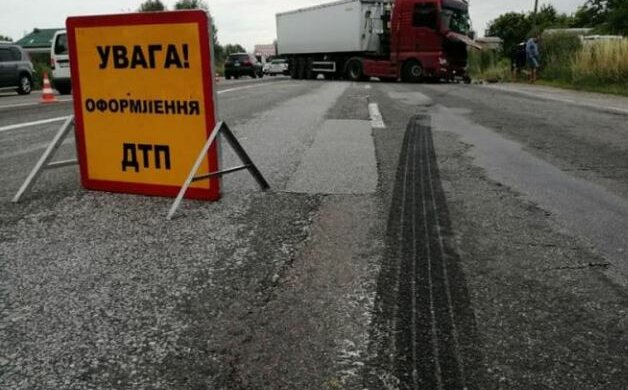 Автобус з дітьми розбився в ДТП під Києвом: "Протаранив фуру і...", деталі і кадри з місця НП