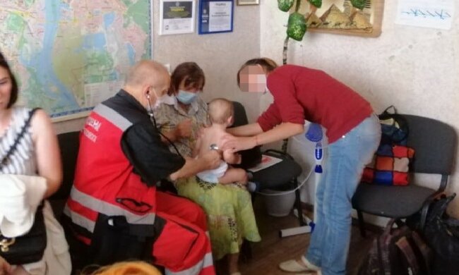 У Києві жінка кинула двох маляток біля магазину, фото: "як бездомних кошенят"