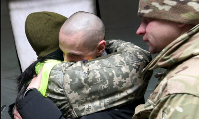 Обмін полоненими відбувся: українські герої повернулися на батьківщину, найяскравіші кадри