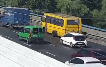 В Киеве маршрутка потеряла колеса на полном ходу, видео: "Вместе с задней осью"