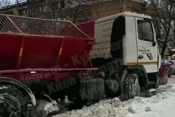 У Києві снігоприбиральна машина застрягла посеред дороги, паралізувавши весь рух: відео