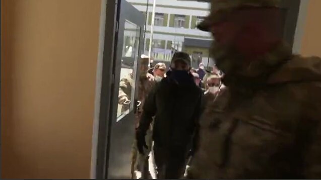 В маске и камуфляже: Зеленский экстренно покинул отравленный гарью Киев, кадры спешки