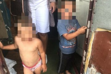 Під Києвом у горе-матері забрали дітей, кадри: "мало не угробила..."
