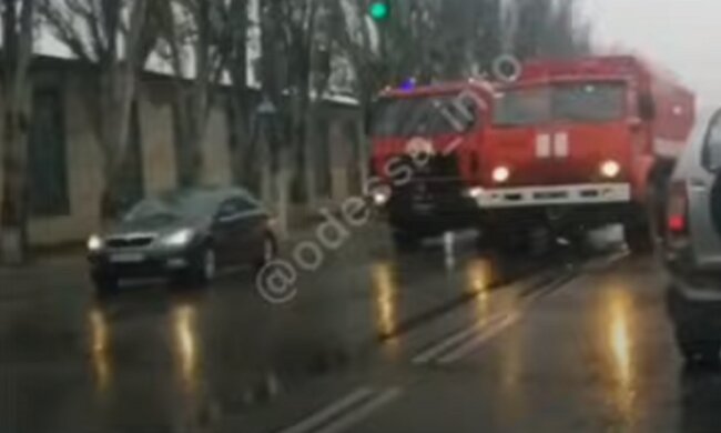 Пожежні машини потрапили в аварію в Одесі, відео ДТП: "поспішали на виклик"