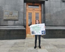 Зеленского призвали вернуться в «Квартал-95»: под офисом ОП прошел одиночный пикет