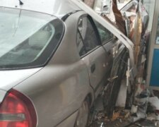 Украинец заехал в магазин на машине: не справился с управлением