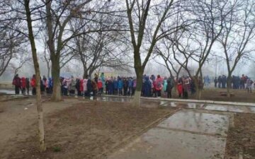 НП в школі Харкова: сотні дітей були евакуйовані, злетілася поліція