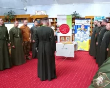 молитва у бібліотеці