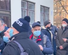 "Готовы защищать волю Украины": в Киеве возле военкомата выстроилась большая очередь, видео