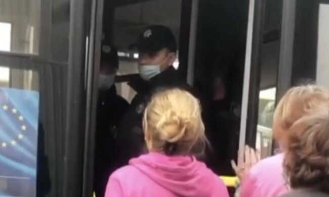 "Нет денег - пусть ходит пешком": харьковчанку вытолкали из троллейбуса, видео