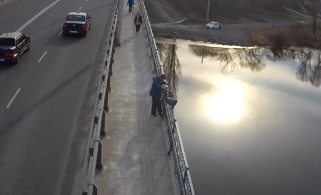 Пьяный украинец решил спрыгнуть с моста за 100 грн: опасное пари попало на видео