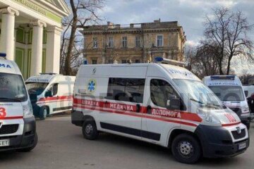 Лютый коронавирус с новой силой атаковал Одессу, фото: очереди из скорых и много жертв