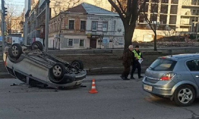 У Дніпрі під час ДТП автівка перекинулась на дах: "летів на червоне світло"