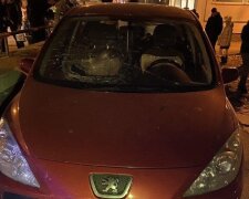 У Києві неадекват у військовій формі розгромив припарковані авто, кадри: "Місію проходив"