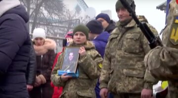 Молодого бойца ВСУ провели в последний путь под Днепром, все в слезах: видео прощания