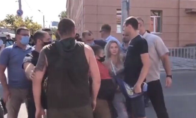 У Дніпрі почалися сутички між активістами та охороною Зеленського, кадри: "Хотіли запитати про..."