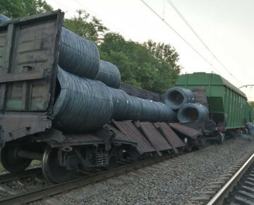 НП під Дніпром: вагон електрички розсипався на ходу, зустрічному поїзда теж дісталося, фото