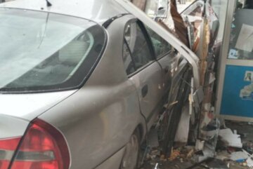 Українець заїхав у магазин на машині: не впорався з керуванням