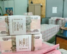 В России рекордно обвалился рубль, новый курс валют положил на лопатки: "такого не было уже..."