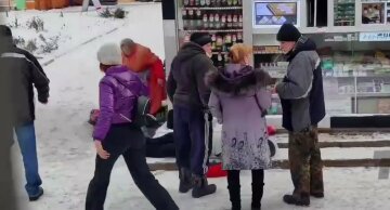 "Сильно ударился головой": в Харькове на остановке обнаружили бездыханное тело дедушки, сбежались люди