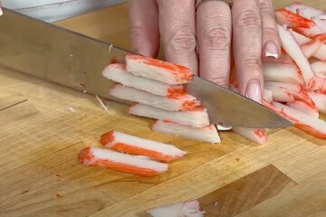 Рецепт крабового салата по-летнему: такой можно и на диете