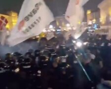 На Майдане начали жестко разгонять митингующих: кадры переполоха