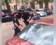 «Я сейчас тебе врежу»: драка между полицейскими и одесситом попала на видео