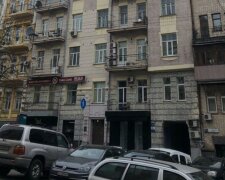В центре Киева на мансарде достроили второй этаж, разрушив соседям квартиру: безобразие попало на видео