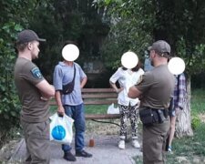 Предложил за деньги: под Одессой мужчина спаивал подростков на детской площадке, кадры