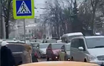 "Планируйте, надо ли вам ехать": центр Харькова замер в пробках, причина и кадры происходящего