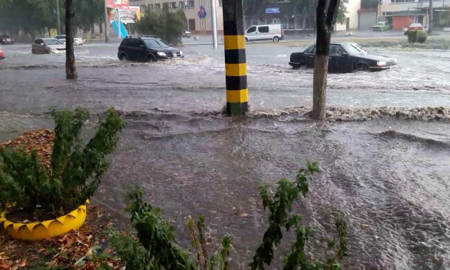 Наводнение в Киеве: уровень воды доходит до полуметра, кадры разбушевавшейся стихии