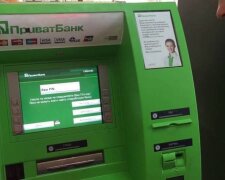 Банкомати ПриватБанку не видають гроші і відбирають карти: "чекайте три доби"